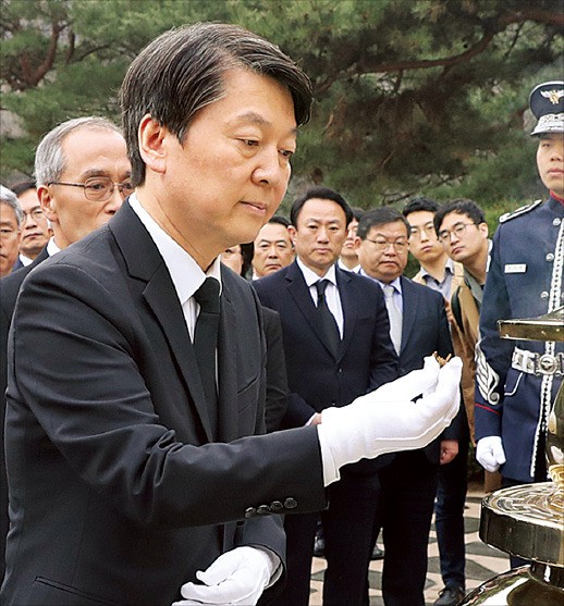 < 현충원 간 安 > 안철수 국민의당 대선후보가 5일 국립서울현충원 내 김대중 전 대통령 묘역을 찾아 분향하고 있다. 연합뉴스