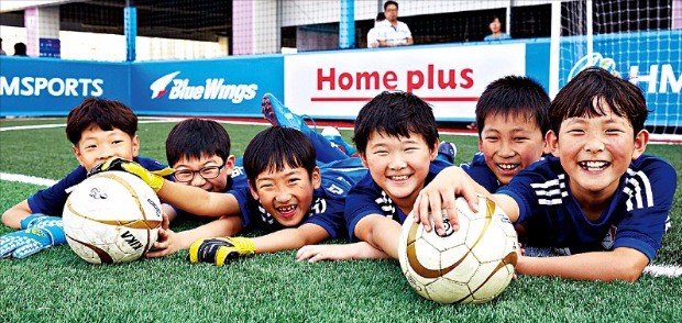 지난해 5월 문을 연 홈플러스 서수원점 ‘HM 풋살파크’에서 유소년들이 축구를 하며 즐거워하고 있다. ‘HM 풋살파크’는 대형마트가 처음으로 선보인 대규모 전문 풋살 구장이다. 