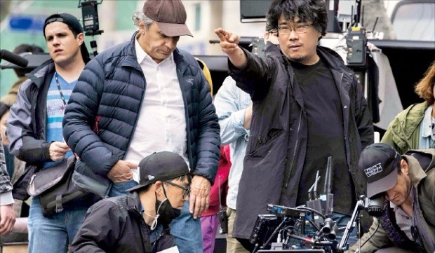 오는 6월 넷플릭스에서 공개될 봉준호 감독의 영화 ‘옥자’ 제작 장면. 넷플릭스 제공