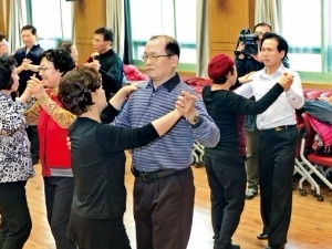  연금 고갈 눈앞인데…표 급한 대선후보들 '퍼주기식 노인 공약' 남발