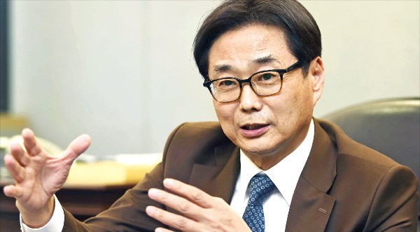 원희목 한국제약바이오협회 회장은 서울 제약회관 집무실에서 “제약바이오산업을 미래 성장동력으로 키우기 위해서는 정부의 파격적인 지원이 절실하다”고 말했다. 신경훈 기자 khshin@hankyung.com