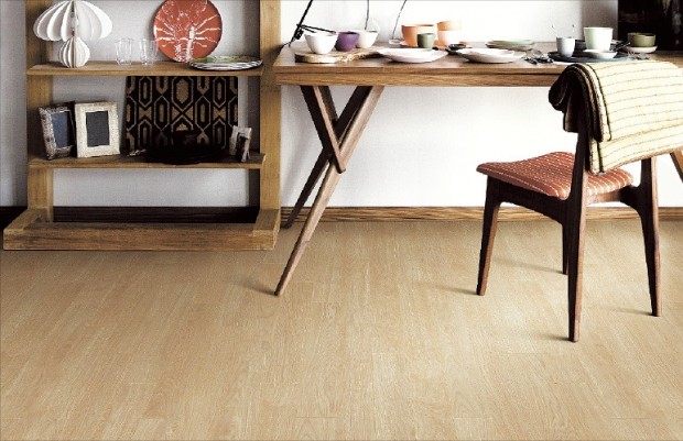 동화기업이 작년 12월 내놓은 바닥재 나투스진은 100% 국내산 소나무로 제작됐다. 