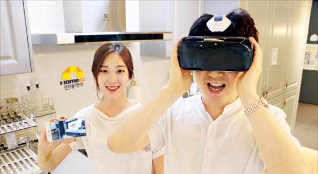 홈씨씨인테리어가 제공하는 ‘360도 VR(가상현실) 쇼룸’에서 인테리어 패키지가 적용된 거주공간을 가상으로 만나볼 수 있다. KCC 제공
 