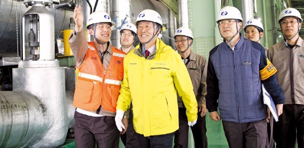 윤종근 남부발전 사장(가운데)과 임직원이 발전소 설비 안전점검을 하고 있다. 한국남부발전  제공 