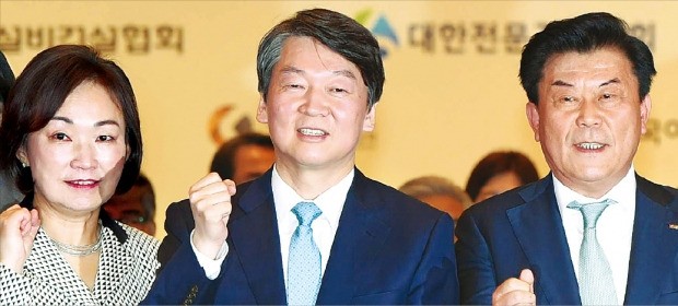 안철수 국민의당 대선후보가 11일 서울 여의도 중소기업중앙회관에서 열린 중소기업단체협의회 초청 강연회에서 파이팅을 외치고 있다. 한무경 여성경제인협회장(왼쪽부터), 안 후보, 박성택 중소기업중앙회장. 신경훈 기자 khshin@hankyung.com