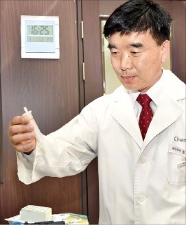 송시환 켐온 대표가 경기바이오센터 본사 연구실에서 시험 분석하고 있다. 켐온 제공
