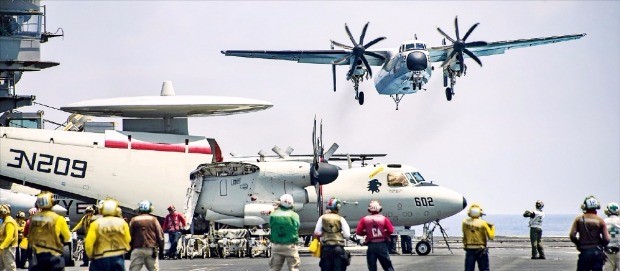 < 분주한 칼빈슨호 > 호주로 가다가 한반도 인근 해역으로 항로를 바꾼 미국 항공모함 칼빈슨호 갑판에 10일(현지시간) C-2A 그레이하운드 수송기가 착륙하고 있다. 미태평양함대사령부 제공