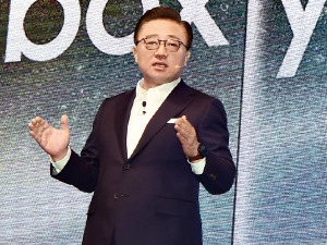 고동진 삼성전자 사장 "갤S8 예약판매 100만대…AI 서비스는 내달부터"