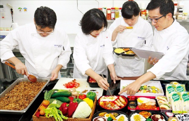 GS리테일 식품연구소 연구원들이 GS25 편의점에서 판매할 상품 개발을 위해 제품을 테스트하고 있다. GS  제공 