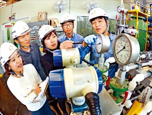 대전 신성동에 있는 한화케미칼 중앙연구소 직원들. 이 연구소는 한화케미칼의 신기술 개발을 주도하고 있다. 한화케미칼  제공
 