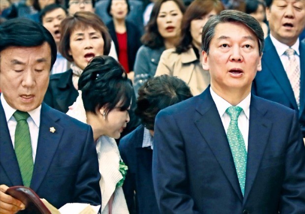 안철수 국민의당 대선후보 (오른쪽)가 16일 서울 상계2동 순복음노원교회에서 열린 부활절 예배에 참석해 찬송가를 부르고 있다. 연합뉴스