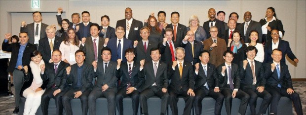 지난해 12월 G-PASS협회가 주최한 글로벌 조달상담회에 참가한 해외 바이어와 국내 기업인들이 파이팅을 외치고 있다. 조달청 제공
 