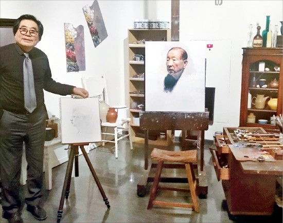 구자승 화백이 서울 예술의전당 한가람디자인미술관 전시장으로 옮겨온 작업실을 설명하고 있다.