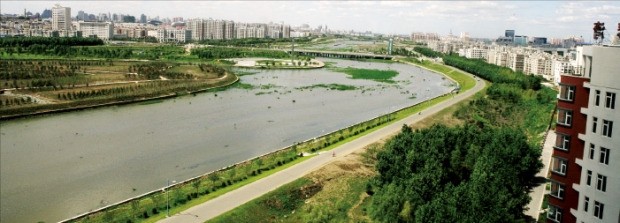 중국 지린성 성도인 창춘(長春)의 천변 아파트 개발 지구 모습.