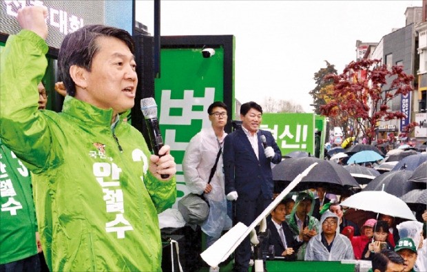 < “넘어진 절 일으켜준 호남” > 안철수 국민의당 대선후보가 17일 전북 전주시 전북대 앞에서 유세차에 올라 지지를 호소하고 있다. 연합뉴스