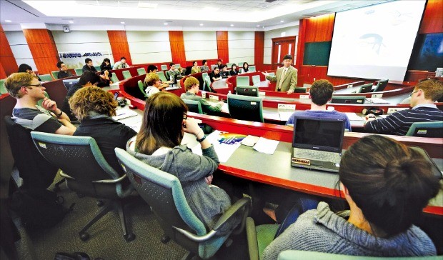 고려대 안암캠퍼스 경영대학원 강의실에서 학생들이 MBA 수업에 집중하고 있다. 고려대 제공 