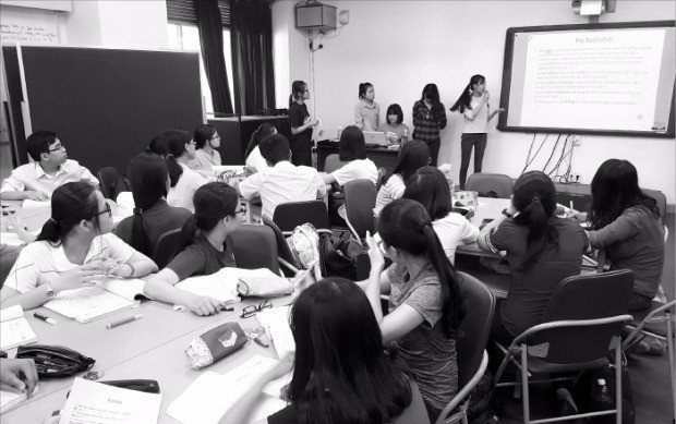 호찌민대 인문사회대 영어교육과 1학년 학생들이 프레젠테이션 수업을 하고 있다. 박동휘 기자 