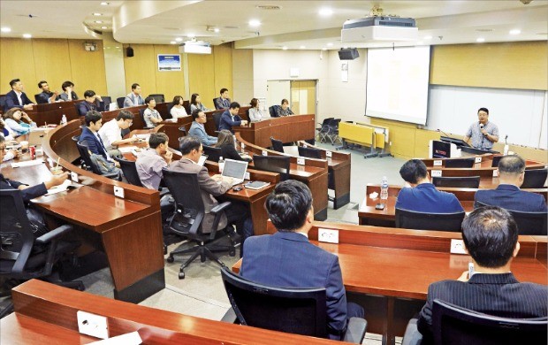 건국대학교 경영전문대학원 강의실에서 학생들이 실무 강사진의 협업 교육을 경청하고 있다. 건국대 제공 