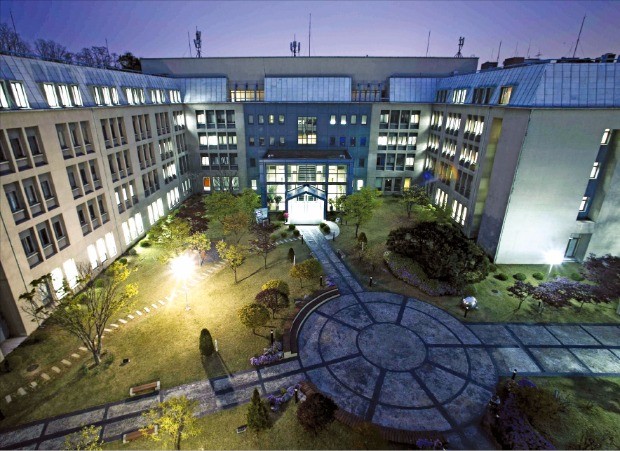 KAIST 경영대학 건물들이 늦은 밤에도 불을 환히 밝히고 있다. KAIST 제공 