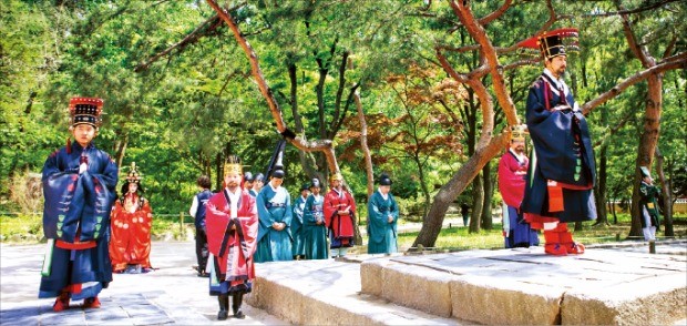 지난해 5월 세자빈이 가례를 마친뒤 종묘를 참배하는 묘현례(廟見禮)를 재현하고 있다.  