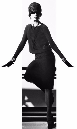 코코 샤넬이 1926년 디자인한 ‘리틀블랙드레스’를 재현해 입은 모델 사진(1990년). 위즈덤하우스 제공