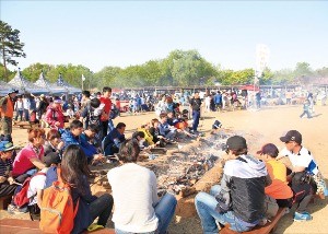 연천구석기축제 중 바비큐 굽기 체험. 