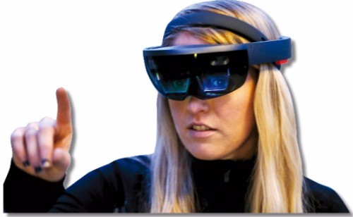 미국 마이크로소프트(MS)의 한 직원이 지난해 3월 샌프란시스코에서 열린 ‘빌드 콘퍼런스 2016’에서 마이크로소프트의 증강현실(AR) 헤드셋 홀로렌즈를 시연하고 있다. 연합뉴스 