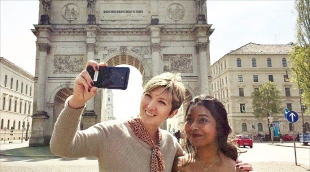 독일 뮌헨 관광지에서 소비자들이 LG전자 G6로 셀프카메라를 찍고 있다. LG전자 제공
 