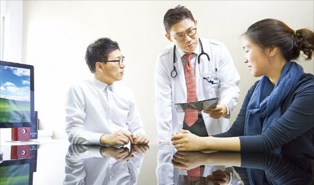 김종석 차움의원 가정의학과 교수(가운데)가 노화관리센터(AMC)에서 진료하고 있다. 차움의원 제공
 