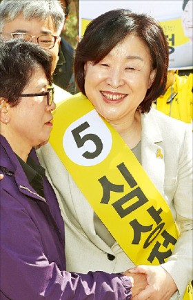 심상정 정의당 대선후보가 23일 북한산 등산로 입구를 찾아 등산객들에게 인사하고 있다. 연합뉴스