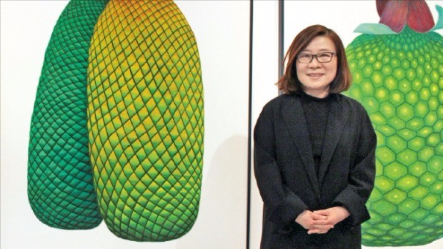 김보희 이화여대 교수가 학고재갤러리의 개인전에 출품한 작품 ‘투워즈’를 설명하고 있다.  