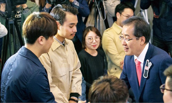 홍준표 자유한국당 대선후보가 25일 서울 신촌로 씨티비즈니스센터에서 열린 청년 창업자 간담회에서 참석자들과 악수하고 있다. 연합뉴스