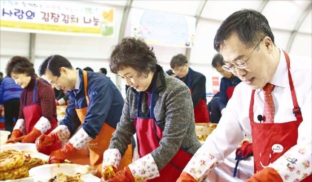 정승 한국농어촌공사 사장(오른쪽) 등 임직원이 ‘사랑의 계절김치 나누기’ 행사에서 김장김치를 담그고 있다. 한국농어촌공사 제공 