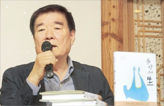 소설가 김주영 씨가 장편 ‘뜻밖의 生’을 설명하고 있다. 연합뉴스