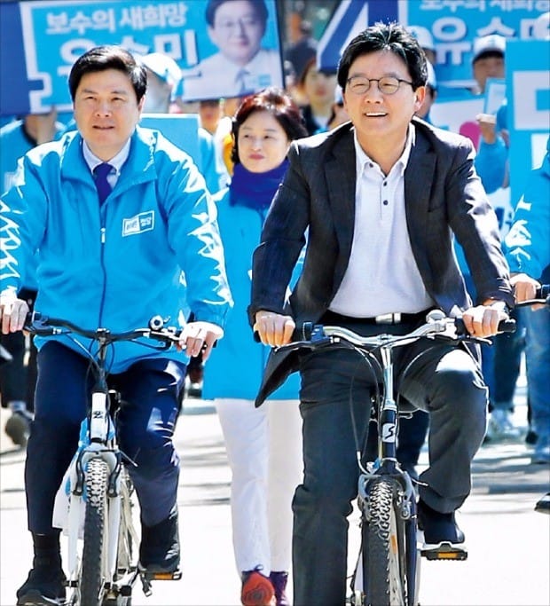 유승민 바른정당 대선후보(오른쪽)가 26일 서울 동작구 보라매공원에서 자전거 유세를 하고 있다. 연합뉴스