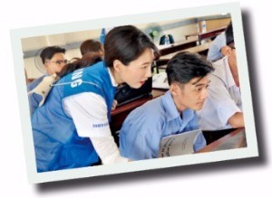 삼성전자 임직원 해외봉사단이 베트남 호찌민에서 현지 청년들을 대상으로 IT 교육을 하고 있다.
 삼성전자 제공 