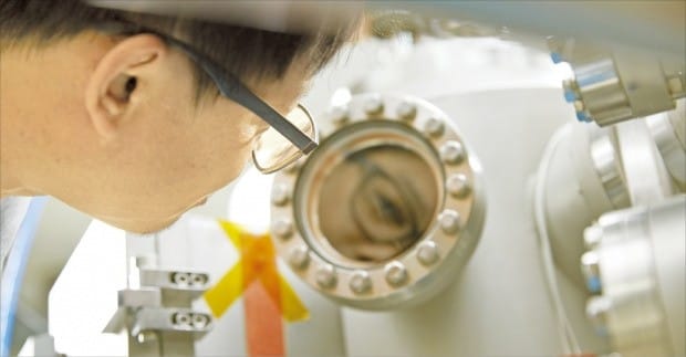 기초과학연구원(IBS) 양자나노과학연구단 소속 연구원이 서울 대현동 이화여대 내 연구실에서 원자 상태를 들여다볼 수 있는 전자주사터널링현미경(STM) 장치를 살펴보고 있다. 이화여대 제공