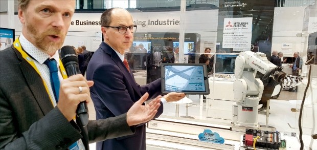 독일 하노버 국제전시장에서 열리고 있는 세계 최대 산업박람회 ‘하노버메세’에서 SAP 직원들이 사물인터넷을 이용해 산업용 로봇을 원격으로 관리하는 시스템을 선보이고 있다. 유하늘 기자