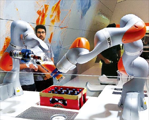 세계적인 산업·의료용 로봇 제조업체 쿠카의 ‘바텐더 로봇’이 맥주잔에 맥주를 따르고 있다. 유하늘 기자