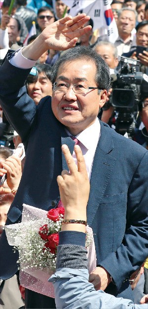 홍준표 자유한국당 대선후보가 27일 경북 구미역 광장 유세현장에서 시민들에게 인사하고 있다. 연합뉴스