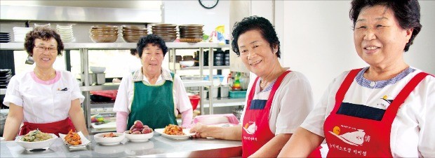 정도순 비비정 농가레스토랑 대표(맨 왼쪽)를 비롯한 할머니 요리사들이 음식을 준비하며 환하게 웃고 있다. 농민신문 제공
 
