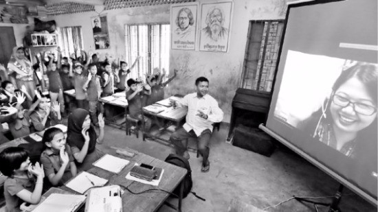 KT는 27일 방글라데시 모헤시칼리섬에서 정보통신기술(ICT) 격차를 해소하는 사회공헌 프로젝트 ‘기가 스토리’ 출범식을 열었다. 모헤시칼리 지역 학생들이 KT의 화상회의 솔루션인 케이박스를 이용해 학교에서 원격 교육을 받고 있다. KT 제공