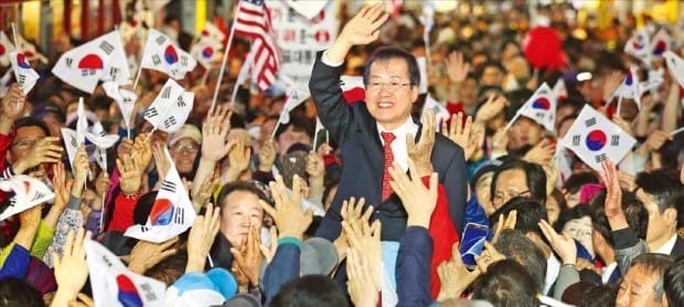 홍준표 자유한국당 대선후보가 29일 저녁 부산 구포시장 인근에서 열린 집중유세에서 시민들을 향해 손을 흔들고 있다. 연합뉴스