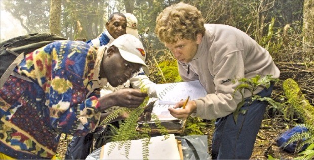 영국 왕립식물원 소속 과학자들이 아프리카 열대 우림 지역에서 식물 종다양성 보존을 위한 데이터베이스를 구축하기 위해 표본을 채집하고 있다. 영국 왕립식물원 큐가든 제공 