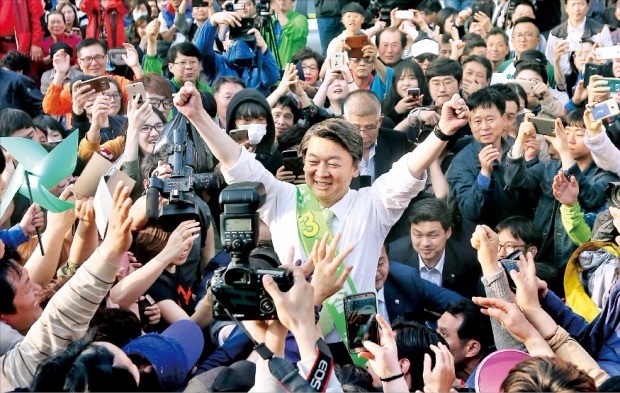 안철수 국민의당 대선후보가 30일 오후 경기 부천시 부천역 앞에서 열린 수도권 지역 거점 유세에서 만세를 하고 있다. 연합뉴스