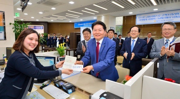 김병원 농협중앙회장(가운데)은 지난 20일 서울 서대문 농협은행 본점 영업부를 방문해 ‘NH농심(農心), 농부의마음’ 통장·적금에 가입했다. 농협은행 제공