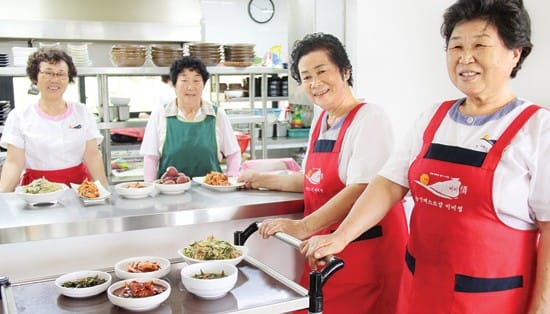 국내판 윤식당…레스토랑 셰프가 된 '건달 할매들'