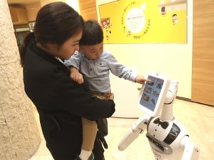 롯데백화점, 업계 최초 로봇 쇼핑 도우미 '엘봇' 도입