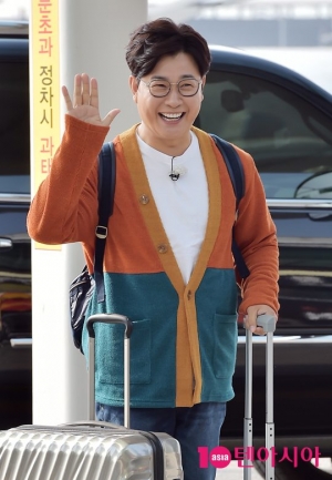 [TEN PHOTO]김성주 &#39;해 맑은 미소&#39;(공항패션)