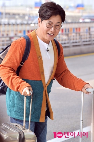 [TEN PHOTO]김성주 &#39;하이라이트 팬들에게 아름다운 미소&#39;(공항패션)